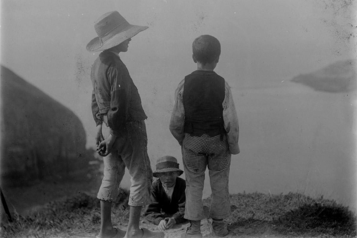 Scène de la vie courante sous l'oeil attentif du photographe Etienne Bouillé, 1858-1933. (AD22, 23 Fi 591, Fonds Bouillé)