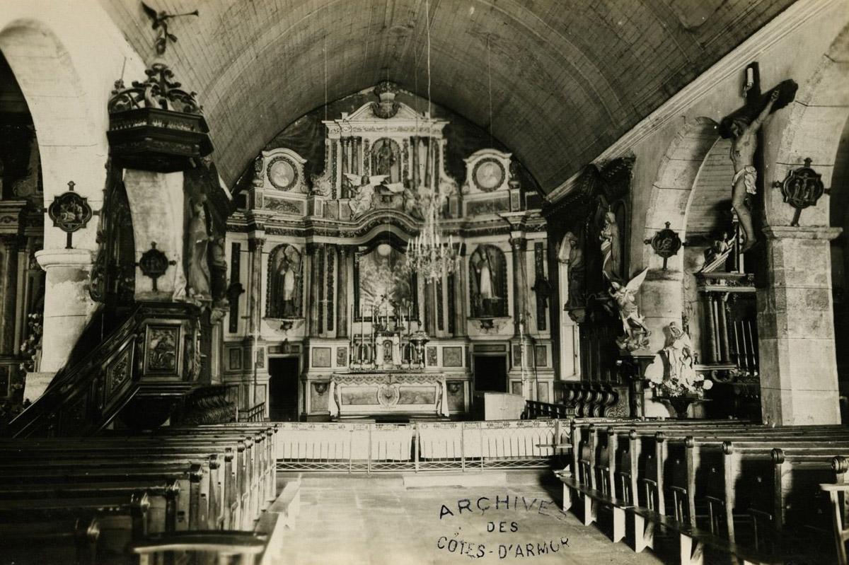 Carte postale représentant l’intérieur de l’église de Saint-Thélo, début du XXe siècle. (AD22, 16 Fi 5900)