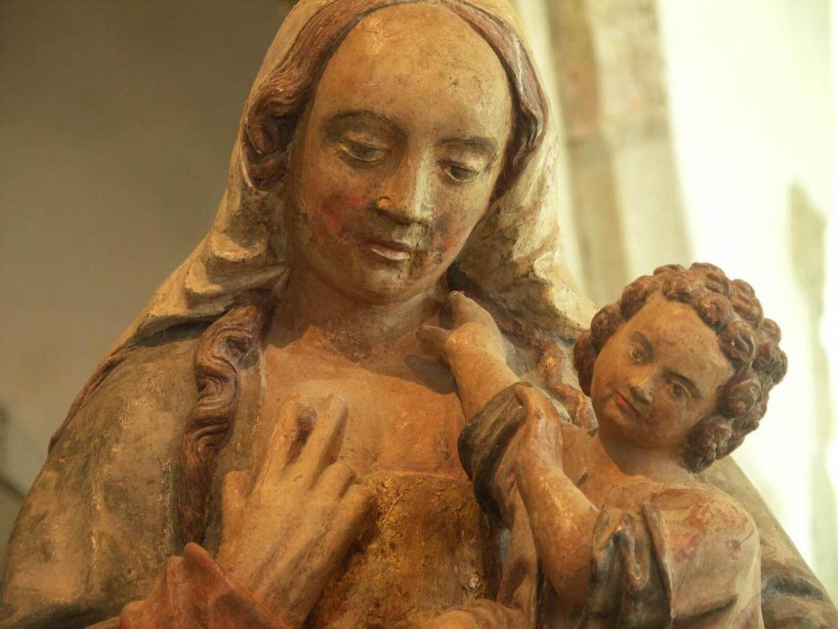 Statue de Vierge à l'Enfant allaitant, bois polychrome, XVIe s. Chapelle Kermaria-an-Isquit, Plouha