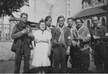 Maquisards d'Eréac après la victoire au siège du Cap Fréhel, Plévenon, août 1944 (AD22, 1 J 253, fonds Bedel)