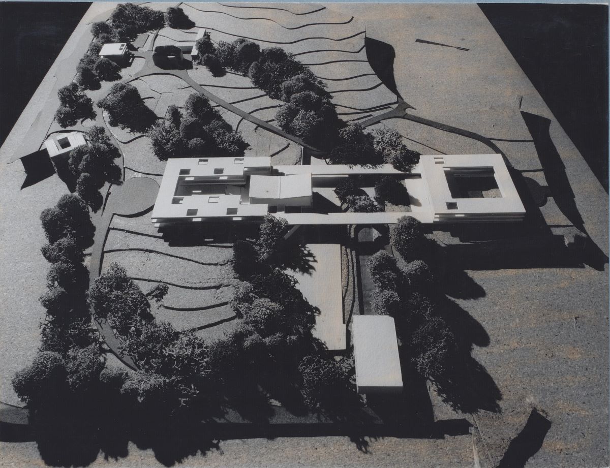 Photographie de la maquette du lycée de Kerraoul, Paimpol 1970 – Architecte Louis ARRETCHE (1905-1991) (AD22, 1468 W150).