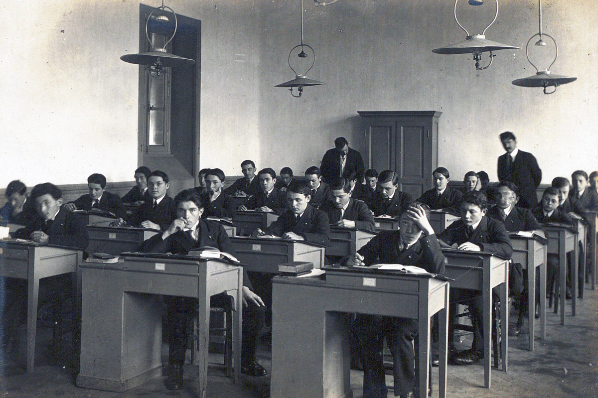 Salle de classe de l’école normale de Saint-Brieuc, vers 1920 (AD22, fonds Paul Caillebot, 84 Fi 1).