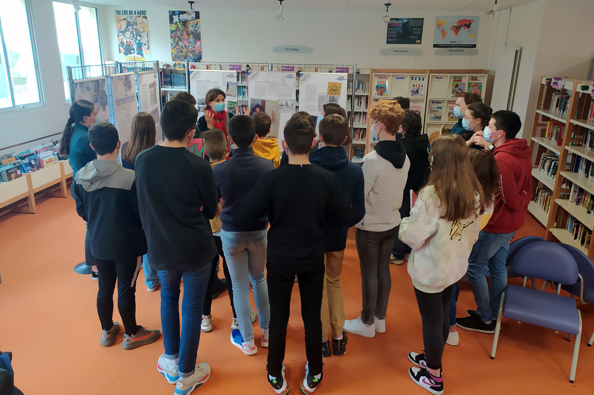 Catherine Dolghin présentant l’exposition aux élèves du collège François-Lorant de Moncontour