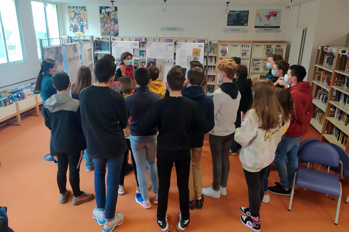 Catherine Dolghin présentant l’exposition aux élèves du collège François-Lorant de Moncontour