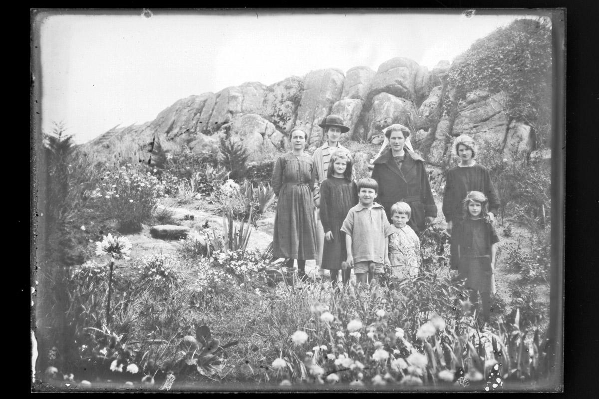 Photo de famille par Jean-Baptiste Barat, photographe à St-Quay-Portrieux. (AD22, fonds Barat, 32 Fi 502)