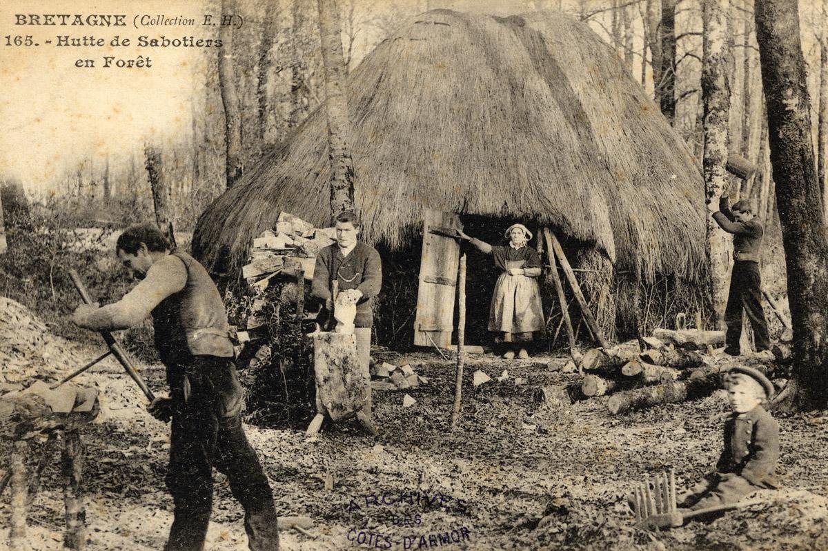 Hutte des sabotiers en Bretagne carte postale, vers 1900 (AD22, 16Fi 10021/42)