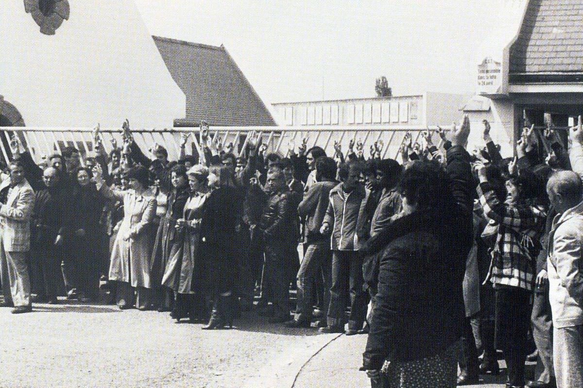 Photographie des grévistes devant l’usine du Joint Français à Saint-Brieuc, mai 1972. (AD22, 146 J 16)