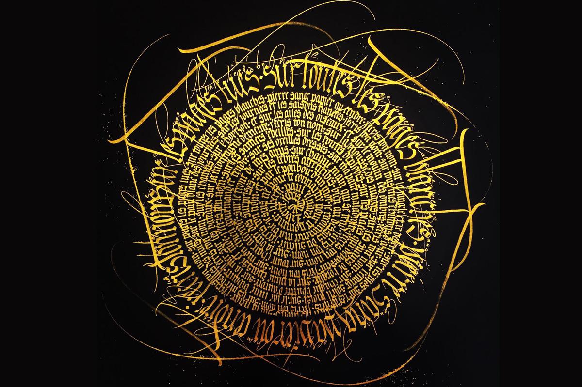Mélanie Griffon, artiste calligraphe, qui explore la figure de l’arbre par le biais de l’écriture et du dessin.