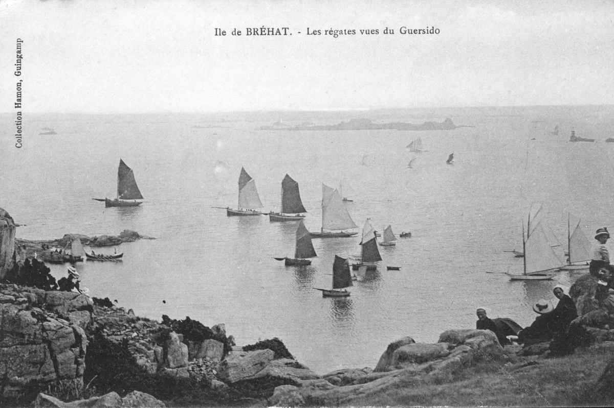 Carte postale représentant les régates de l’île de Bréhat, vers 1910. (AD 22, 16 Fi 497)