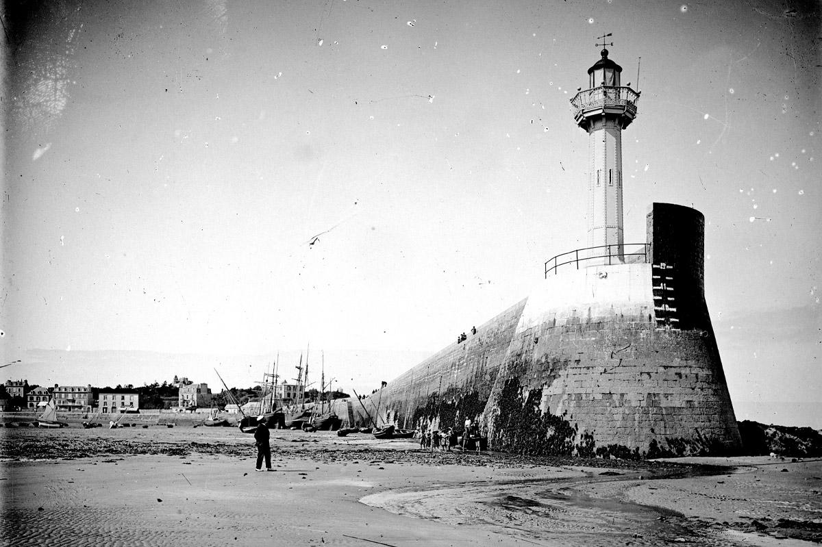 Saint-Quay-Portrieux. Le phare de Saint-Quay et le port à marée basse, 1er quart du 20e siècle, Fonds Barat (AD22, 32 Fi 32)