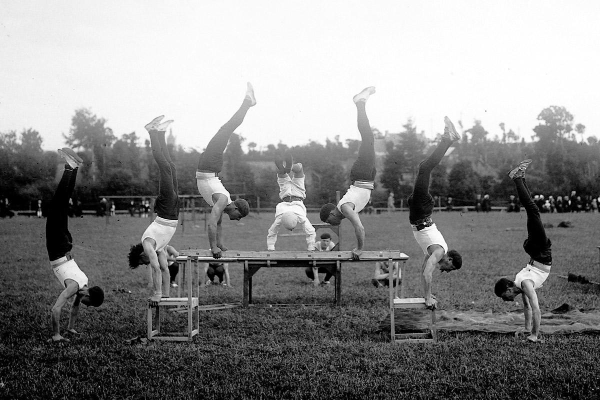 Photographie d’Yvonne Kerdudo représentant un spectacle d’acrobates dans le Trégor, vers 1920-1930. (AD 22, 89 Fi 12573)