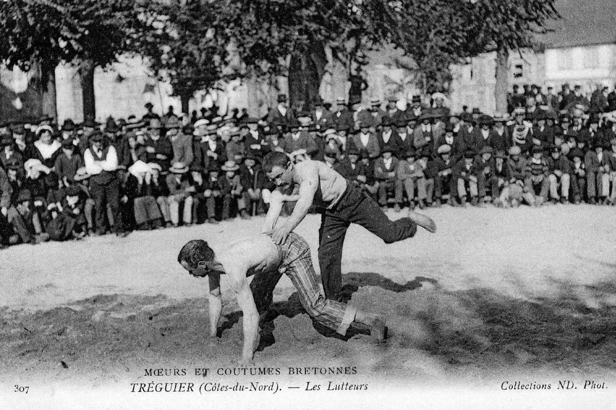 Carte postale représentant des lutteurs à Tréguier, vers 1910 (AD22, 16 Fi 6569)