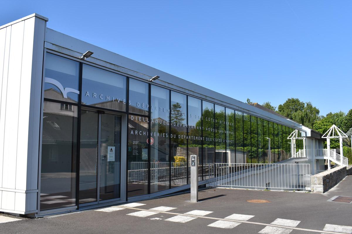 L'entrée des Archives départementales, 7 rue François Merlet à Saint-Brieuc