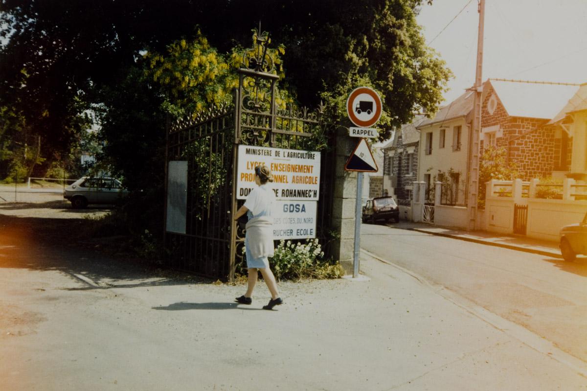 Portail d'entrée du parc de Rohannec'h dans les années 70. (AD 22, 72 Fi 8)