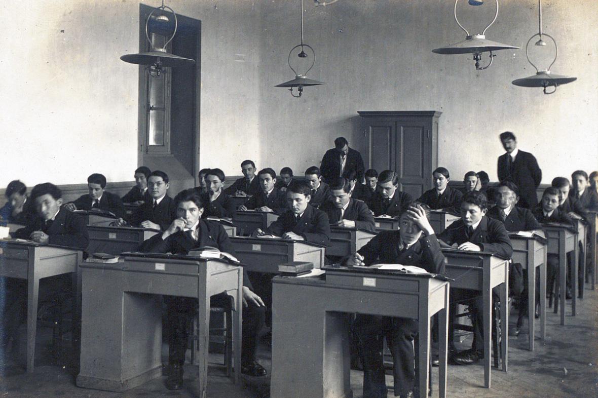 Salle de classe de l’école normale de Saint-Brieuc, vers 1920 (AD22, fonds Paul Caillebot, 84 Fi 1).