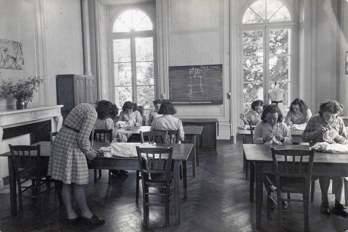 Cours de couture à l’école d’enseignement ménager agricole de la Villa Rohannec’h à Saint-Brieuc, vers 1950-1960. (Ad22, 72 Fi 9/41). Cours de couture à l’école d’enseignement ménager agricole de la Villa Rohannec’h à Saint-Brieuc, vers 1950-1960. (Ad22, 72 Fi 9/41).