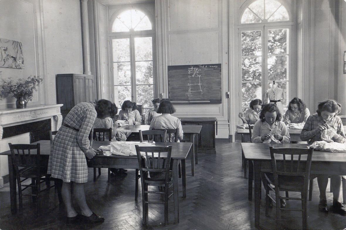 Cours de couture à l’école d’enseignement ménager agricole de la Villa Rohannec’h à Saint-Brieuc, vers 1950-1960. (Ad22, 72 Fi 9/41).