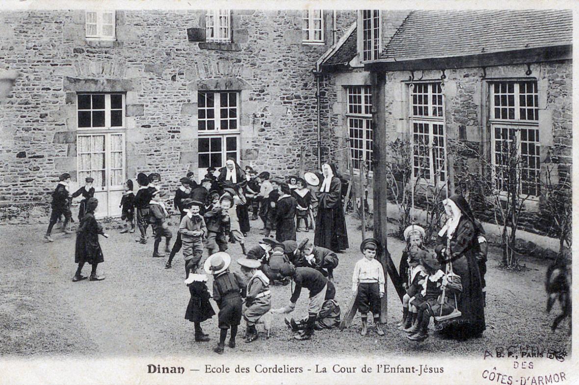 École des Cordeliers à Dinan, carte postale, début du XXe siècle (AD22, 16 Fi 742)