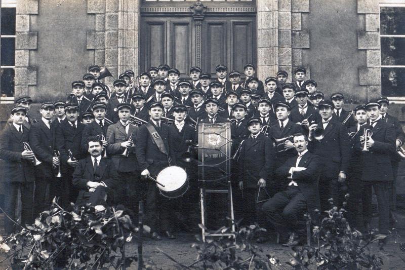 Fanfare des élèves de l’école normale de Saint-Brieuc, vers 1920 (AD22, fonds Paul Caillebot, 84 Fi 1).