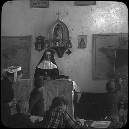La classe : l’enseignement dispensé par une religieuse de la congrégation des Saints-Cœurs de Jésus et de Marie à Saint-Quay-Portrieux, vers 1904-1907 (AD22, fonds Delépine, 44 Fi 28) La classe : l’enseignement dispensé par une religieuse de la congrégation des Saints-Cœurs de Jésus et de Marie à Saint-Quay-Portrieux, vers 1904-1907 (AD22, fonds Delépine, 44 Fi 28)