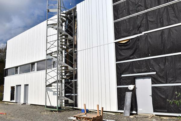 La pose du bardage par-dessus l’isolant, extension sud - octobre 2021 La pose du bardage par-dessus l’isolant, extension sud - octobre 2021