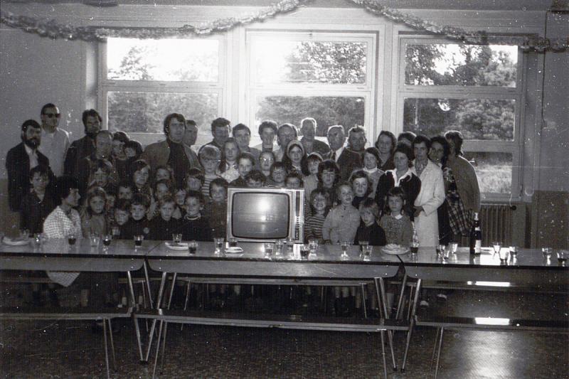 Les parents d’élèves de l’école communale des Champs-Géraux offrent une télévision à l’école, 1974 (AD 22, 126 J).