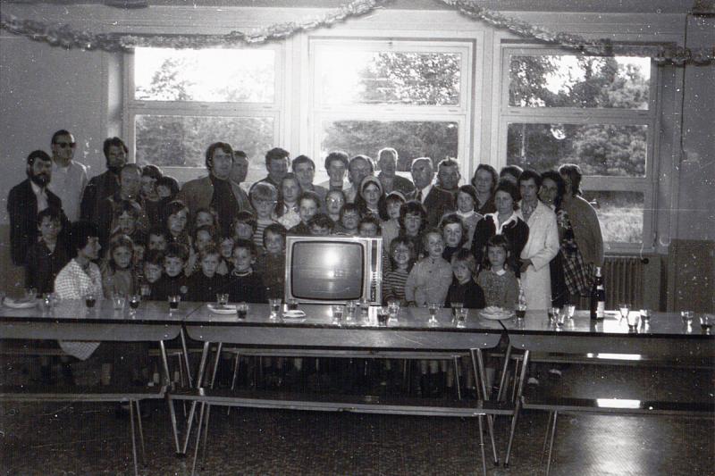 Les parents d’élèves de l’école communale des Champs-Géraux offrent une télévision à l’école, 1974 (AD 22, 126 J). Les parents d’élèves de l’école communale des Champs-Géraux offrent une télévision à l’école, 1974 (AD 22, 126 J).