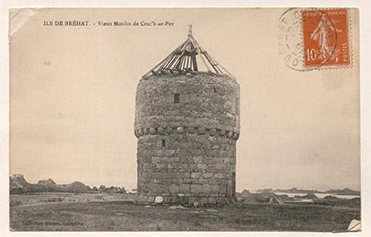 Carte postale représentant le moulin du Nord Crec’h ar Pot à Bréhat, début du XXe siècle. (AD22, 188 J 8) 