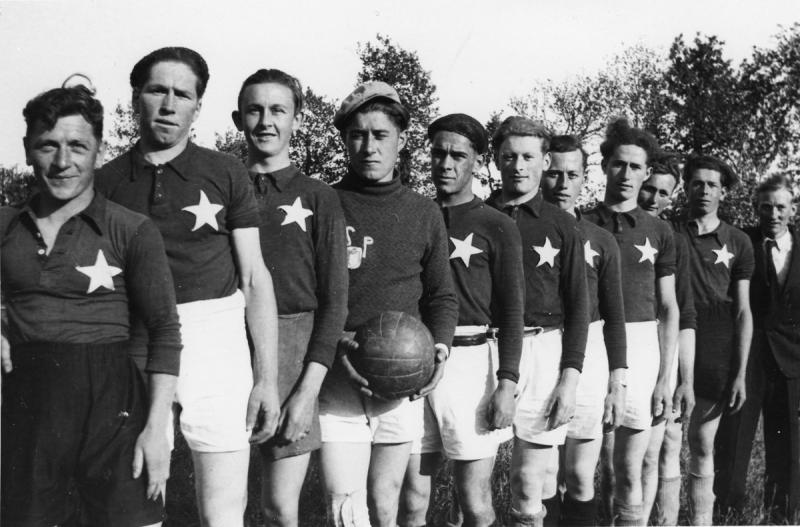 Photographie de l’équipe de football L’Etoile sportive des Champs-Géraud, saison 1944-1945. (AD 22, 126 J 17) 