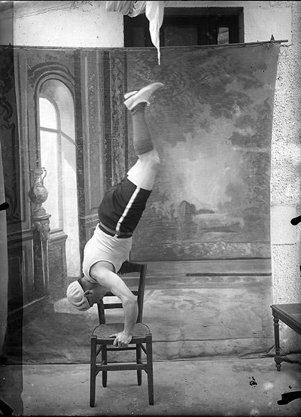 Photographie d’Yvonne Kerdudo représentant un acrobate posant en studio, vers 1920-1930. (AD 22, 89 Fi 7389)