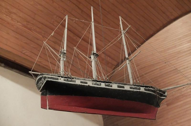 Maquette ex voto de bateau, bois, textile, fin du 19e siècle ou début du 20e siècle. Plouha, chapelle Sainte-Eugénie. Objet inscrit au titre des Monuments Historiques le 19/09/1989. (AD22, 1801 W 11913) Maquette ex voto de bateau, bois, textile, fin du 19e siècle ou début du 20e siècle. Plouha, chapelle Sainte-Eugénie. Objet inscrit au titre des Monuments Historiques le 19/09/1989. (AD22, 1801 W 11913)