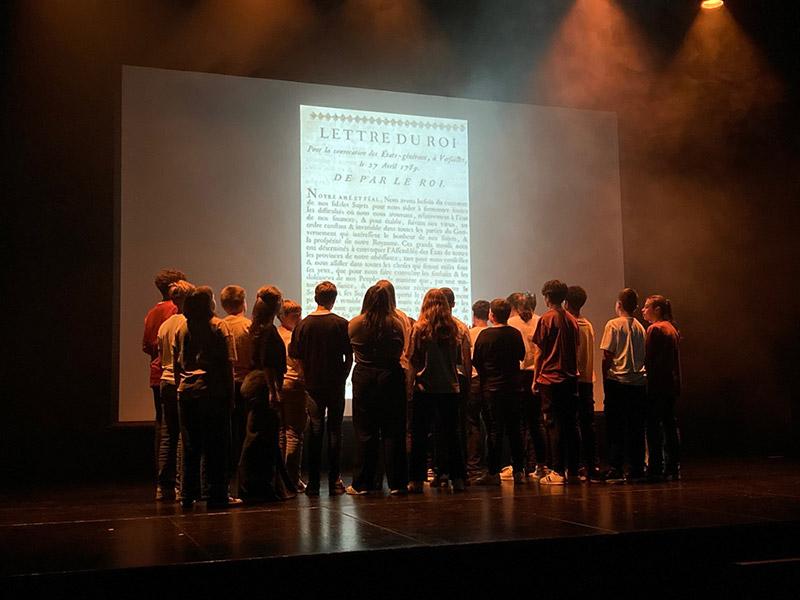 Les élèves du collège Per Jakez Hélias sur scène au théâtre de Collinée. Ils présentent le fruit de leur travail en lien avec leurs enseignants et la comédienne Anne Huonnic, de la Cheap compagnie, mai 2025