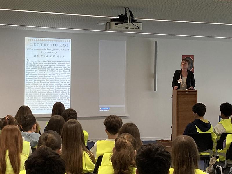 Les élèves d’une classe de 4e du collège Per Jakez Hélias de Merdrignac sont accompagnés par la comédienne Anne Huonnic, de la Cheap compagnie, à la découverte des cahiers de doléances, avril 2025.