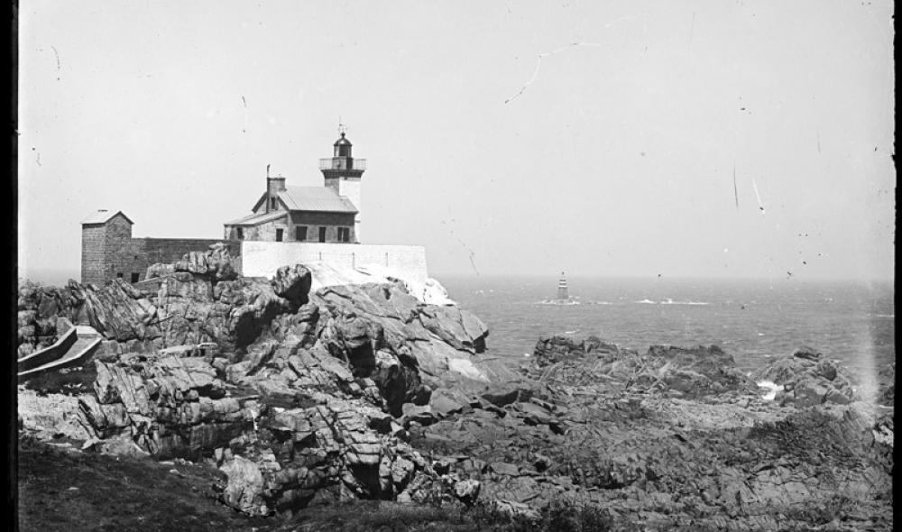 Ile de Bréhat. Le phare du Paon vu du Gouffre, 1er quart du 20e siècle (AD22, 32 Fi 25)