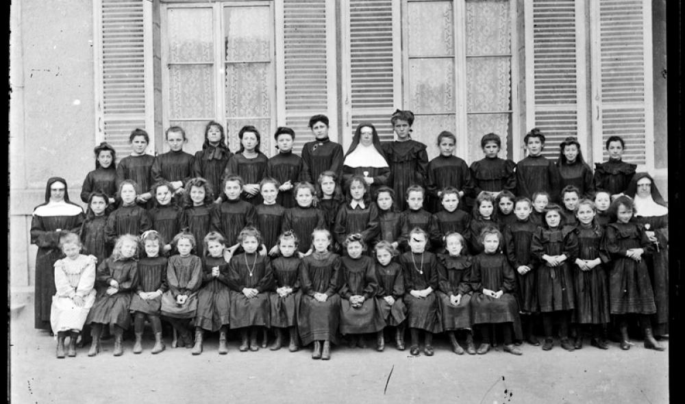 Photo de groupe d'élèves d'un pensionnat religieux pour filles probablement situé à Saint-Quay-Portrieux, 1er quart du 20e siècle (AD22, 32 Fi 386)