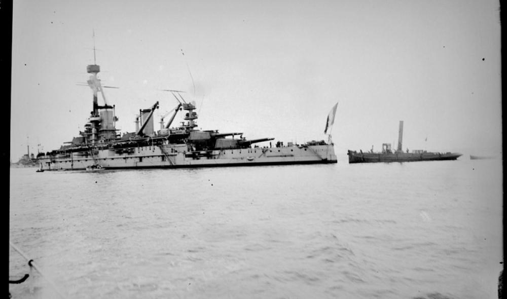 Le croiseur « Bretagne » au large de Saint-Quay-Portrieux, avant 1914 (AD22, 32 Fi 193)