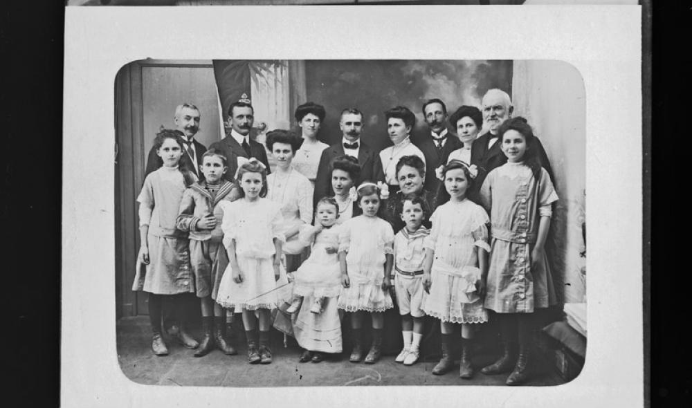 Photo de famille, 1er quart du 20e siècle (AD22, 32 Fi 496)