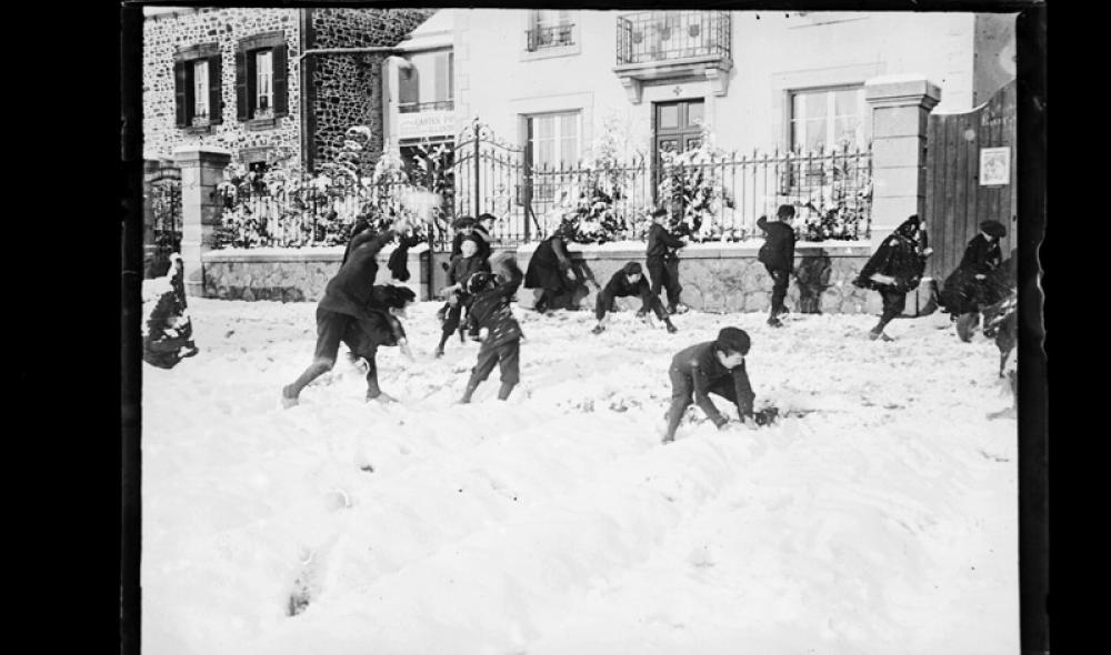 Saint-Quay-Portrieux. Enfants jouant dans la neige devant la « Villa l'Abeille », 1er quart du 20e siècle (AD22, 32 Fi 604)