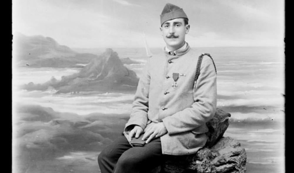 Portrait d'un homme en tenue militaire portant une croix de guerre de la Première Guerre mondiale, 1er quart du 20e siècle (AD22, 32 Fi 549)