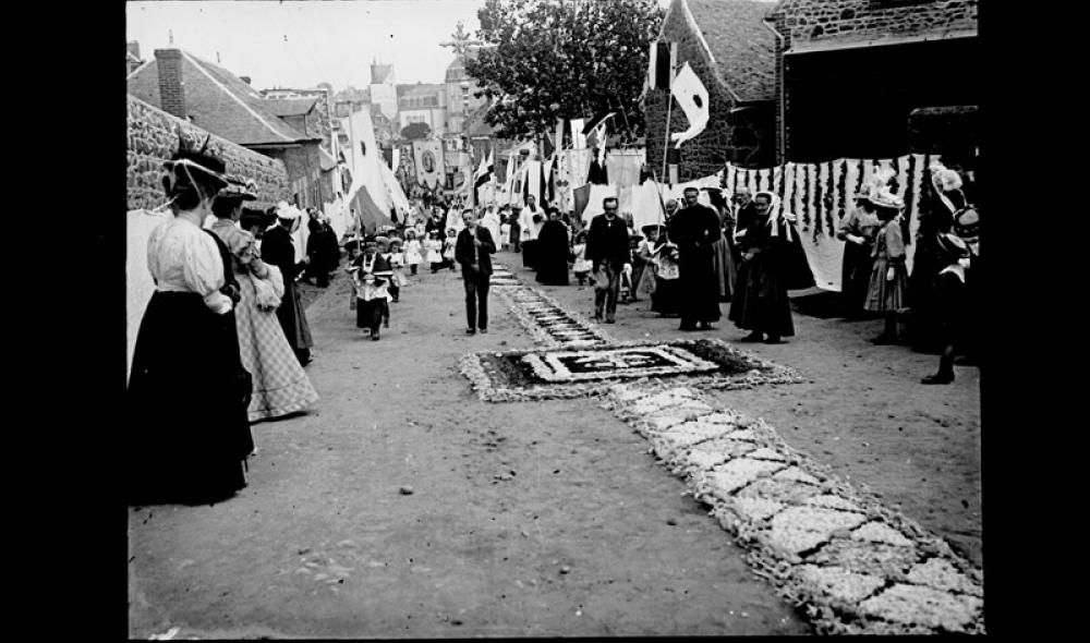 Saint-Quay-Portrieux. Tapis de fleurs et bannières à l'occasion de la procession de la Fête Dieu, 1er quart du 20e siècle (AD22, 32 Fi 584)