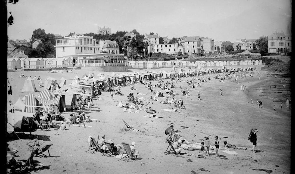 Saint-Quay-Portrieux. La Grande plage et le casino, 1er quart du 20e siècle  (AD22 , 32 Fi 235)