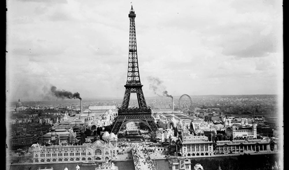 Paris. Vue générale du site de l'Exposition universelle de 1900. (AD22, 32 Fi 902). Au premier plan, la Tour Eiffel, les palais et pavillons.