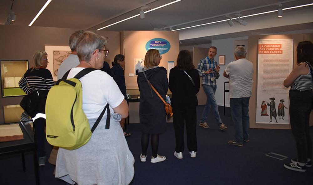Une visite guidée de l'exposition Doléances par le chef du service Publics et Territoires. Photo : AD22
