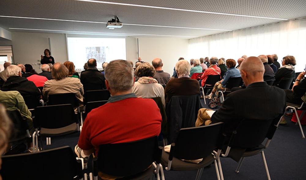 Conférence dédiée au Bezen Perrot par Y. Botrel, traduite en langue des signes. Photo AD22