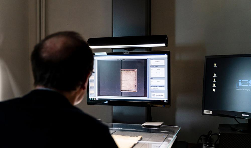 Numérisation de répertoire de notaire à l'atelier de numérisation. Photo : Yoan Briere