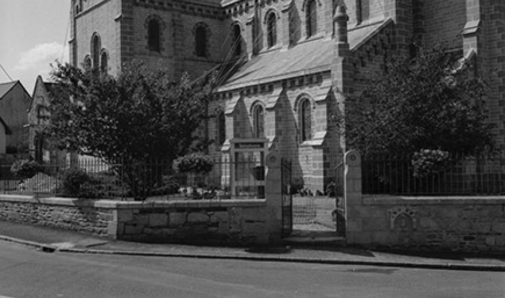 Cabine téléphonique à Éréac (2004). (AD 22, 93 Fi 21)