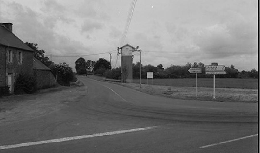 Transformateur électrique à Penguily (2006). (AD 22, 93 Fi 37)