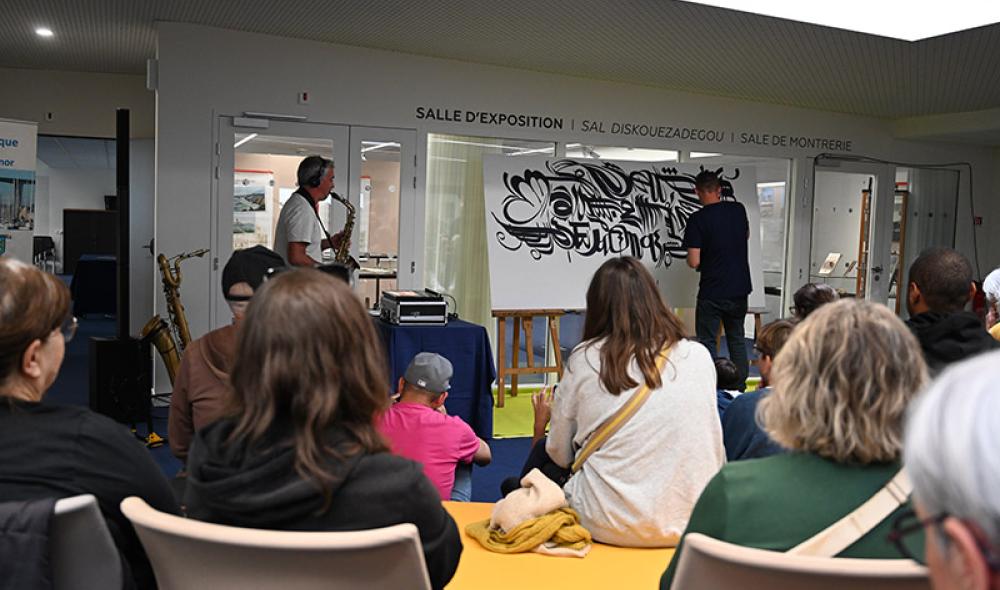 Carte blanche à l’artiste Leyto pour réaliser une fresque, performance artistique accompagnée par la musique de Guillaume Sené. Photo : AD22